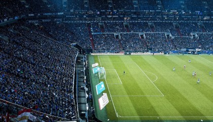 九游游戏在线玩-德甲激烈厮杀，比分3-2，关键两球来自点球，角球数15，精彩比赛受争议