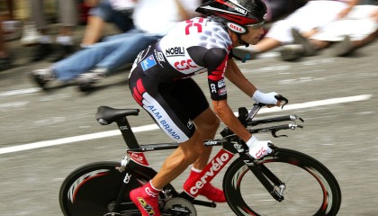 九游娱乐网站体验棒-广场舞成为城市风景线，城市广场舞图片